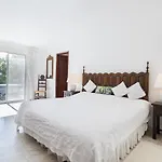 Traditional 3 Bedroom With Great Pool In The Heart Of 빌라