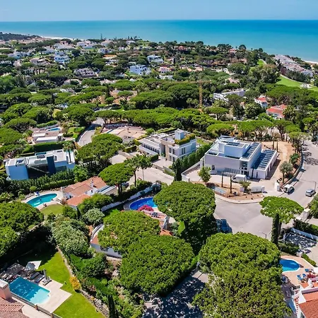 Traditional 3 Bedroom With Great Pool In The Heart Of 빌라