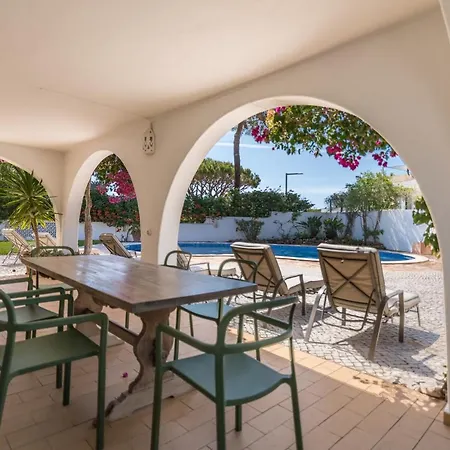 Villa Traditional 3 Bedroom With Great Pool In The Heart Of