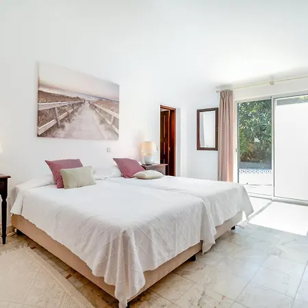 Villa Traditional 3 Bedroom With Great Pool In The Heart Of Vale do Lobo