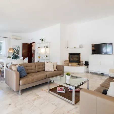 Traditional 3 Bedroom With Great Pool In The Heart Of Villa
