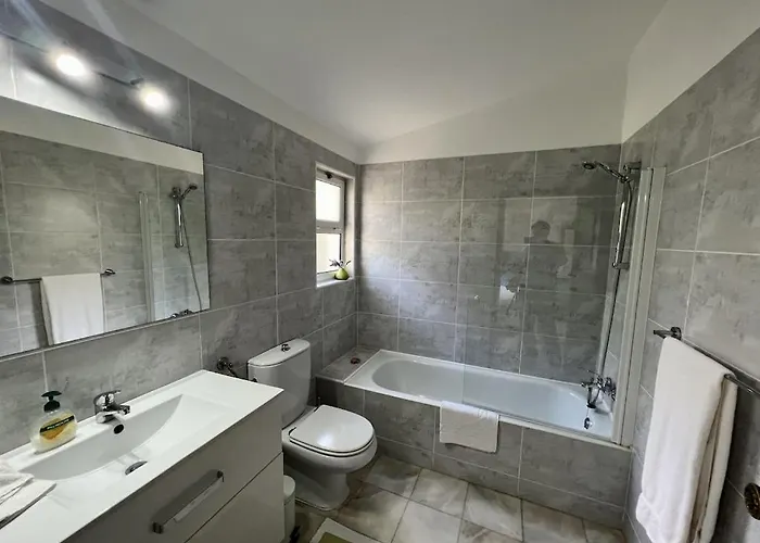 Villa Traditional 3 Bedroom With Great Pool In The Heart Of Vale do Lobo