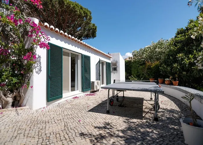 Villa Traditional 3 Bedroom With Great Pool In The Heart Of Vale do Lobo